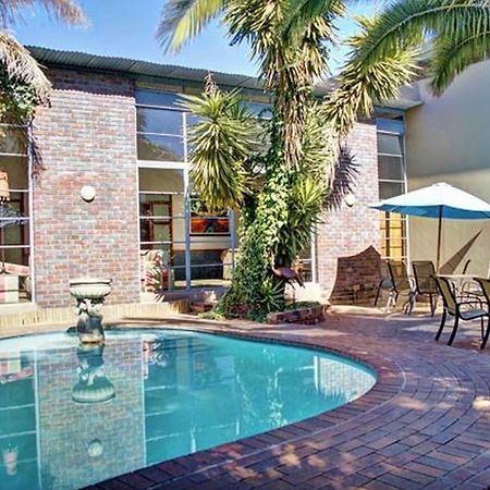 African Moon Corporate House كمبتون بارك المظهر الخارجي الصورة