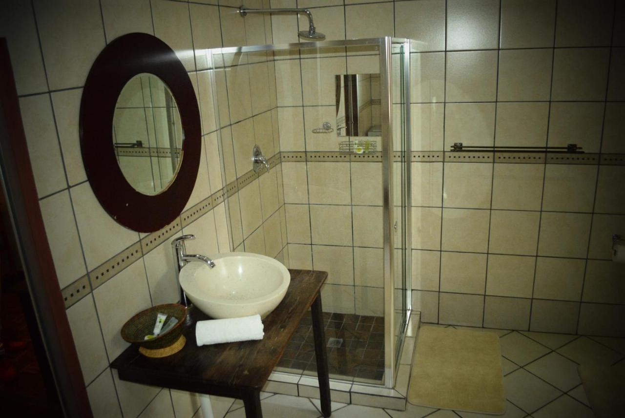 African Moon Corporate House كمبتون بارك المظهر الخارجي الصورة