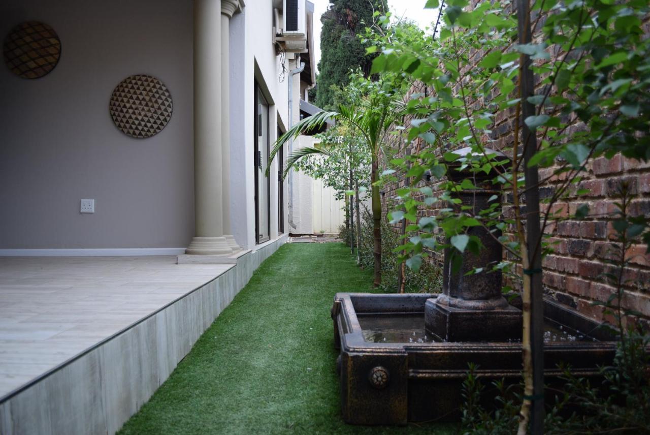 African Moon Corporate House كمبتون بارك المظهر الخارجي الصورة