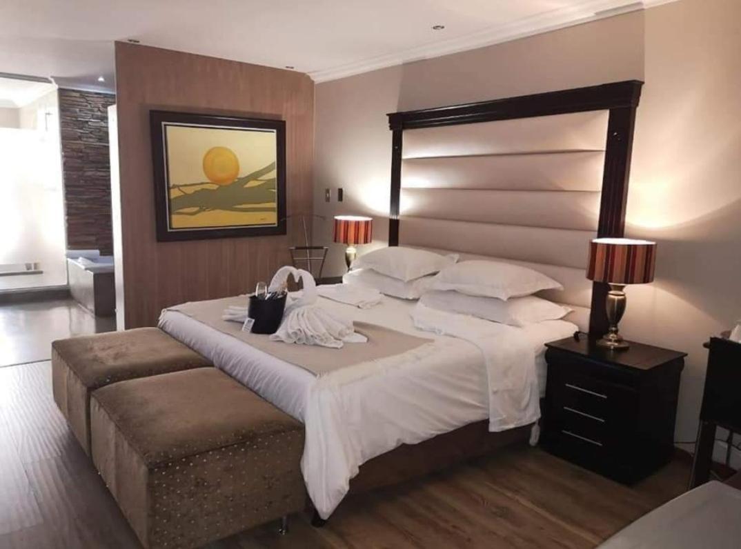 African Moon Corporate House كمبتون بارك المظهر الخارجي الصورة