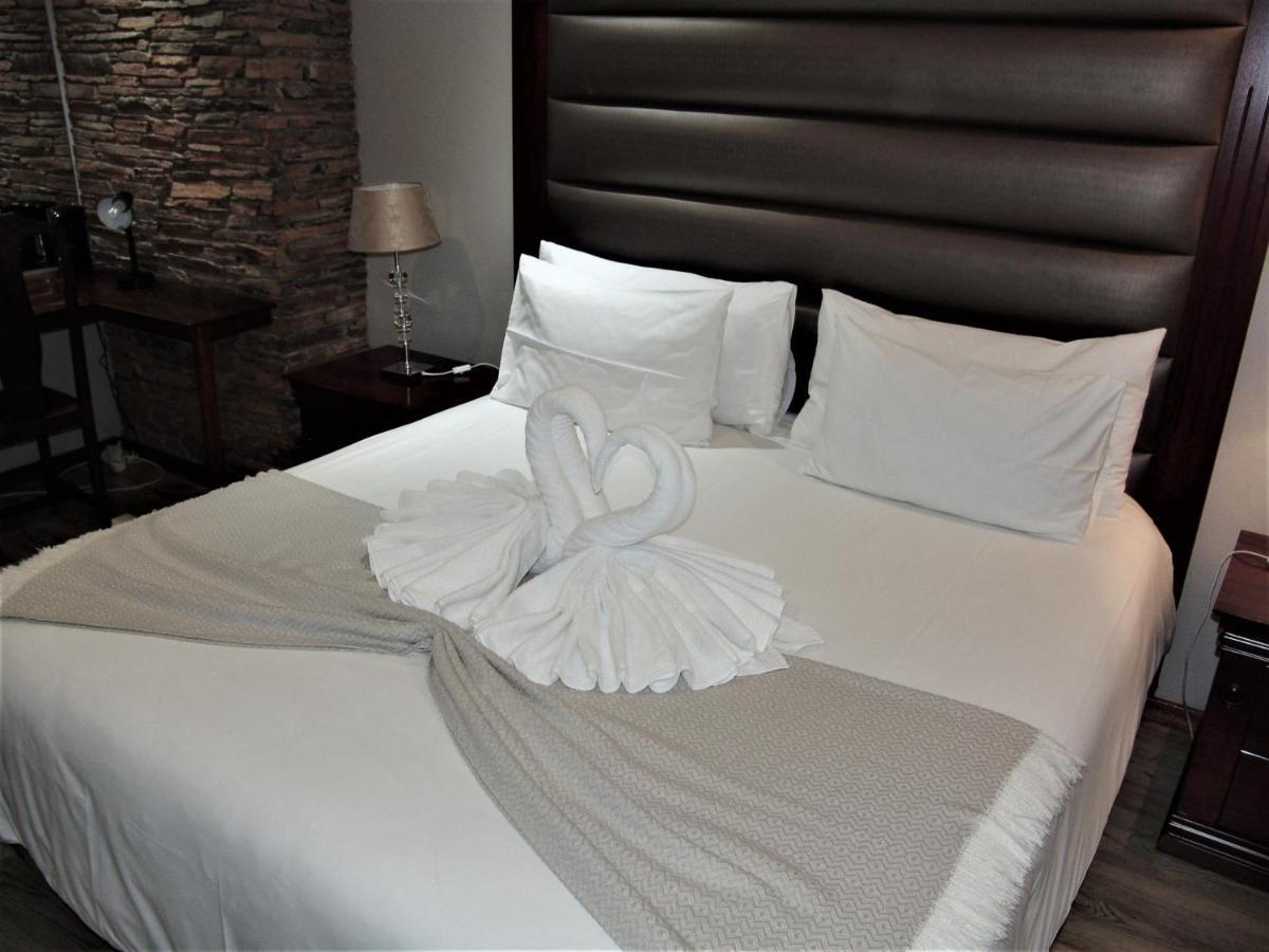 African Moon Corporate House كمبتون بارك المظهر الخارجي الصورة