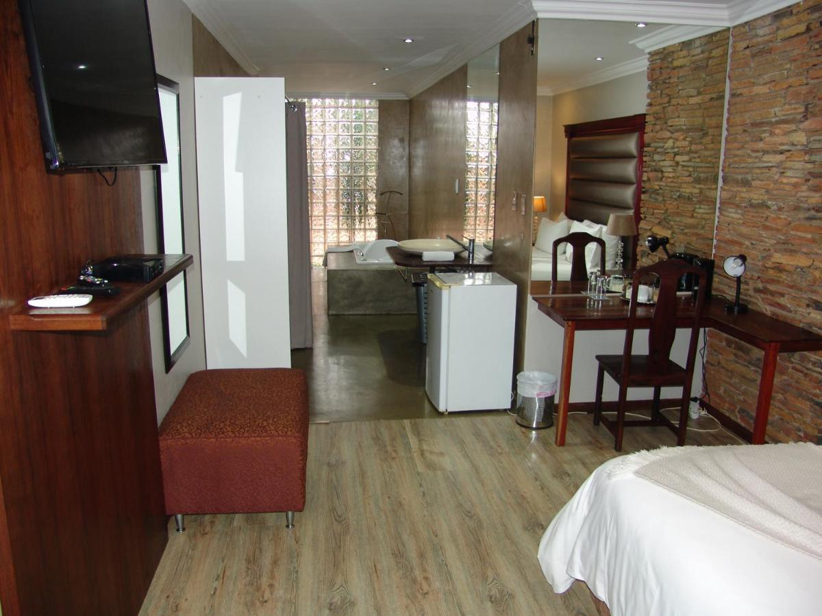 African Moon Corporate House كمبتون بارك المظهر الخارجي الصورة