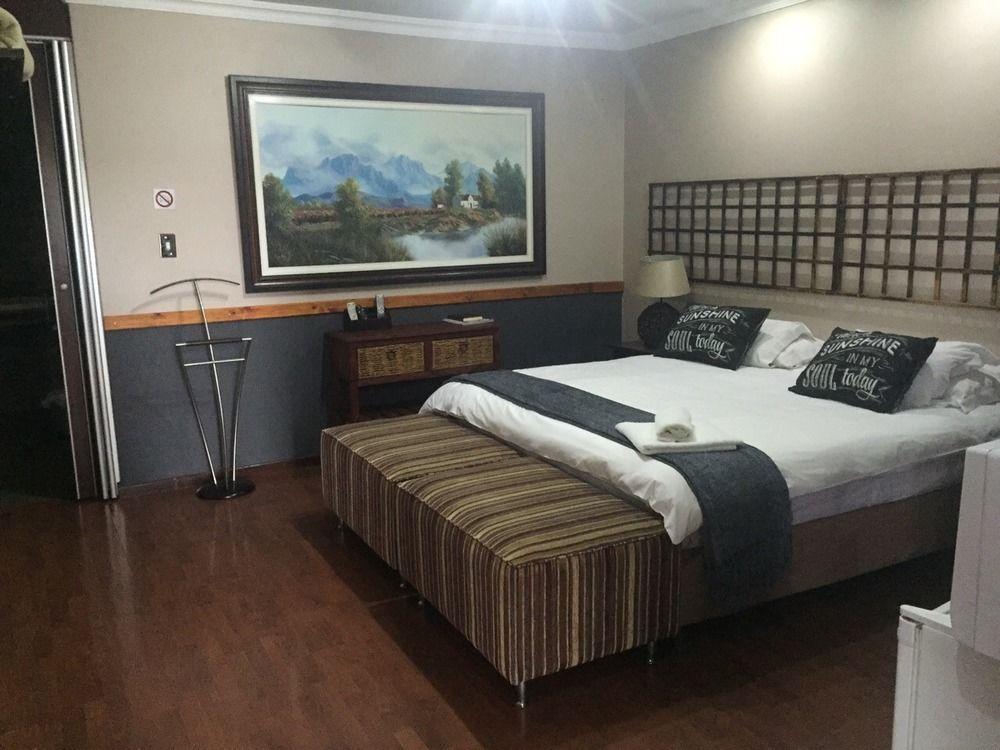 African Moon Corporate House كمبتون بارك المظهر الخارجي الصورة