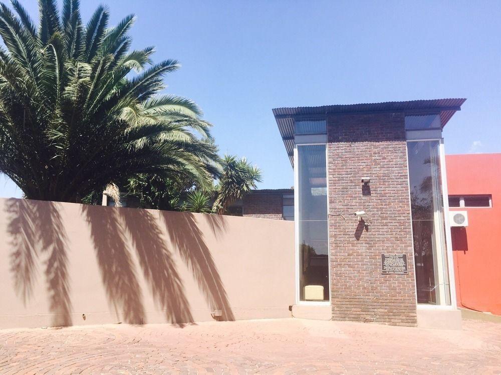 African Moon Corporate House كمبتون بارك المظهر الخارجي الصورة