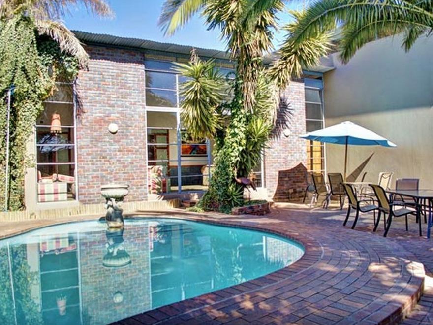 African Moon Corporate House كمبتون بارك المظهر الخارجي الصورة
