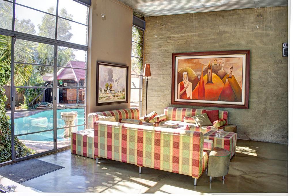 African Moon Corporate House كمبتون بارك المظهر الخارجي الصورة