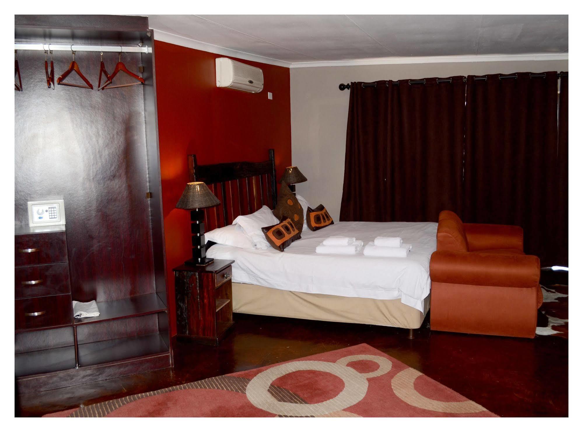 African Moon Corporate House كمبتون بارك المظهر الخارجي الصورة